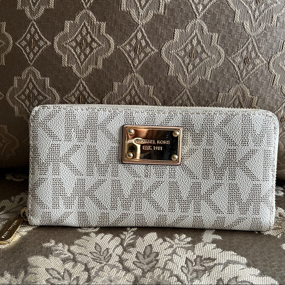 Authentic Michael Kors off-white zip wallet